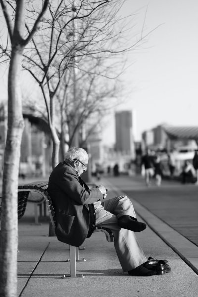 shallow depth of field (wide aperture) street photo